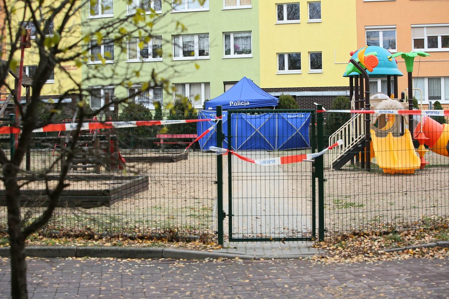 Policyjne taśmy na miejscu śmiertelnego postrzelenia 21-latka /	Tomasz Wojtasik /PAP