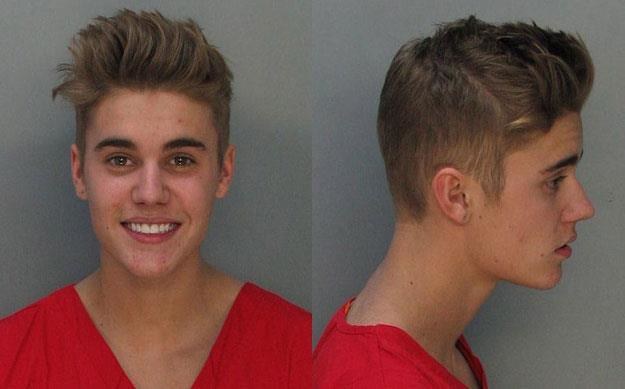 Policyjne zdjęcia uśmiechniętego Justina Biebera obiegły świat /Getty Images/Flash Press Media