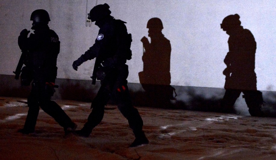 Policyjni antyterroryści w Sanoku /Fot. Darek Delmanowicz /PAP