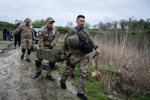 Policyjni saperzy detonują amunicję na poligonie w obwodzie kijowskim /Viacheslav Ratynskyi /PAP