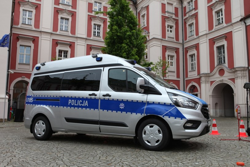 Policyjny ford transit /Policja