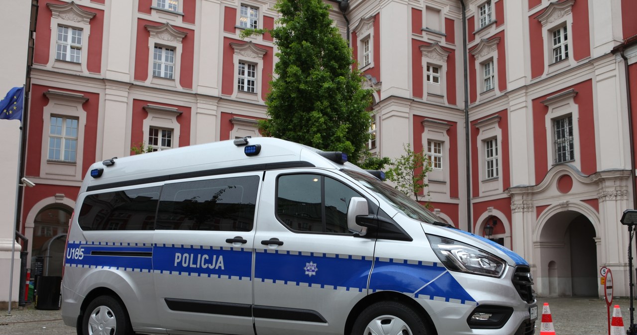 Policyjny ford transit /Policja