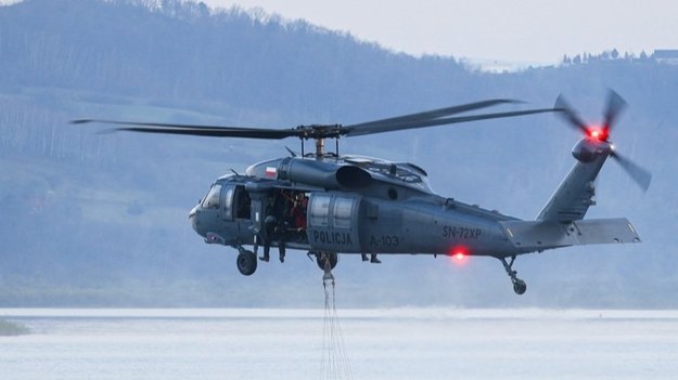 Policyjny helikopter Black Hawnk w akcji /Państwowa Straż Pożarna /Materiały prasowe