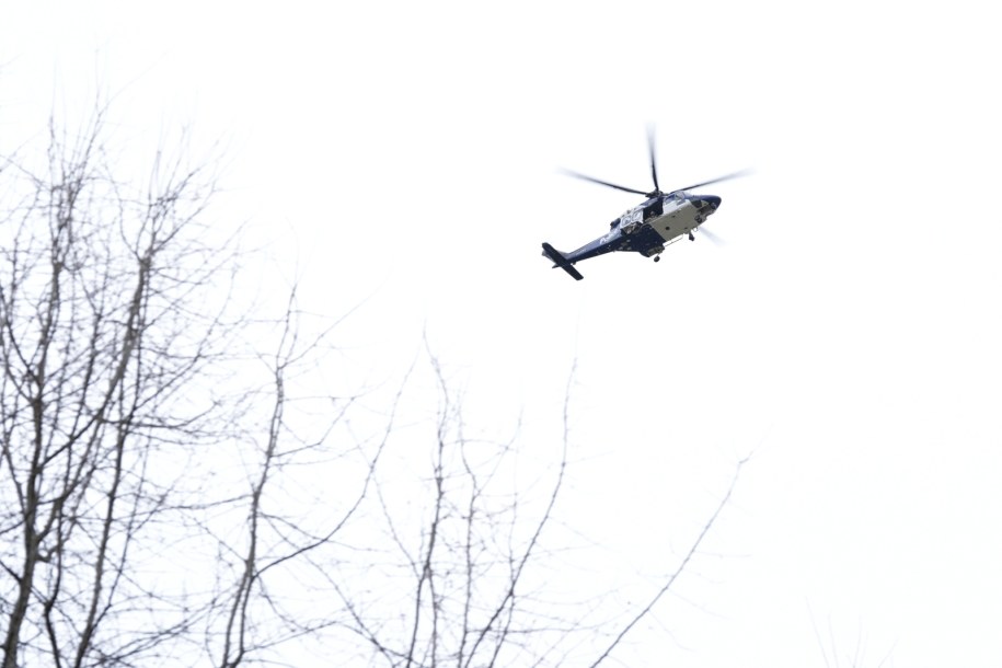 Policyjny helikopter nad miejscem zdarzenia /SIMON DALLINGER /PAP/EPA