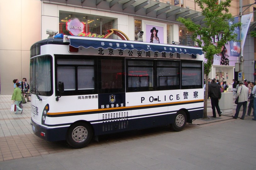 Policyjny mobilny punkt nadzoru na jednym z szanghajskich deptaków /INTERIA.PL