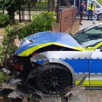 radiowóz Policyjny Mustang rozbity. Wcześniej policja zabrała go pijanemu kierowcy