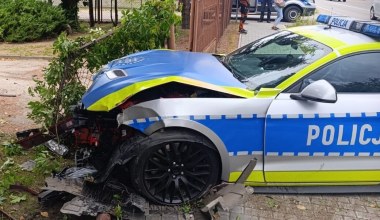 Policyjny Mustang rozbity. Wcześniej policja zabrała go pijanemu kierowcy 