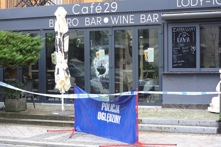 Policyjny parawan na miejscu zdarzenia /	Marcin Bielecki   /PAP