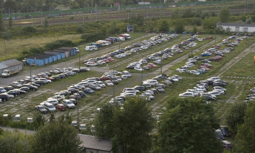 Policyjny parking depozytowy w Warszawie. /Bartosz Krupa /East News
