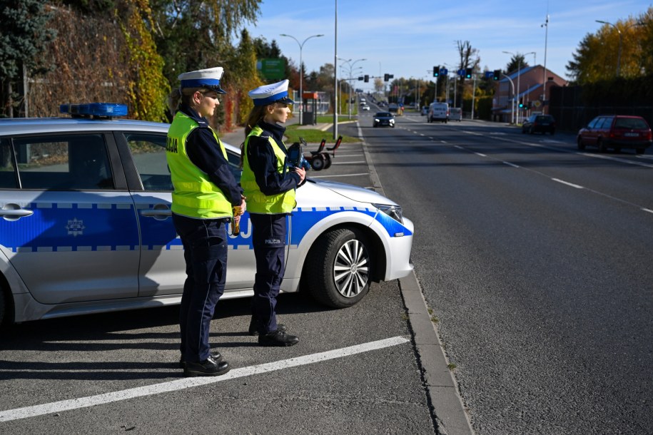 Policyjny patrol na drodze krajowej numer 94 w Rzeszowie. Na drogach w całej Polsce rozpoczęła się akcja "Znicz 2022" /Darek Delmanowicz /PAP