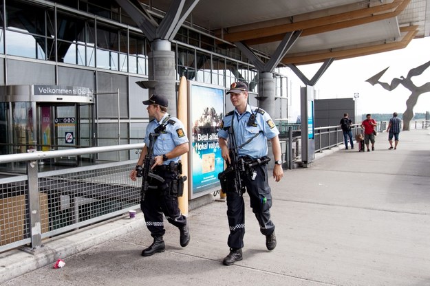 Policyjny patrol na lotnisku w Oslo /AUDUN BRAASTAD /PAP/EPA
