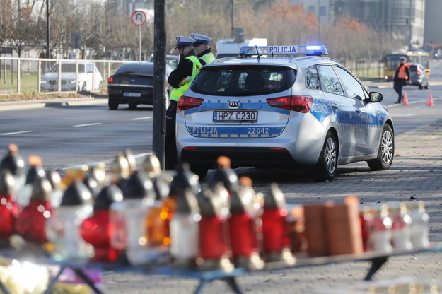 Policyjny patrol podczas kontroli drogowej przy Cmentarzu Powązkowskim w Warszawie /Albert Zawada /PAP