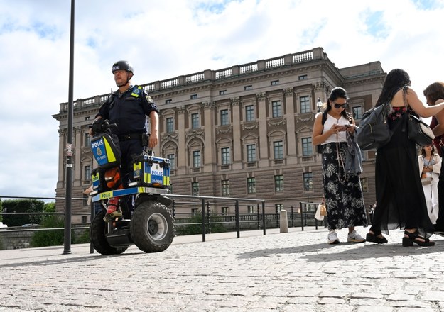 Policyjny patrol przed budynkiem szwedzkiego parlamentu, Riksdagu /FREDRIK SANDBERG /PAP/EPA