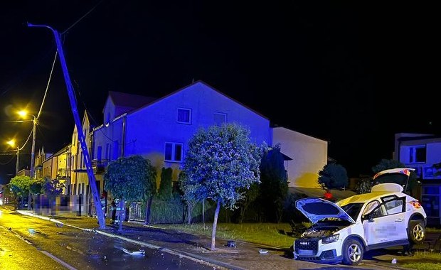 Policyjny pościg ulicami Parczewa. Kierowca brawurową ucieczkę zakończył na słupie