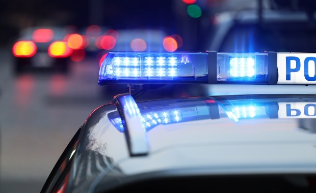 Policyjny pościg w Gdańsku. 25-latek zderzył się z radiowozem i sygnalizatorem