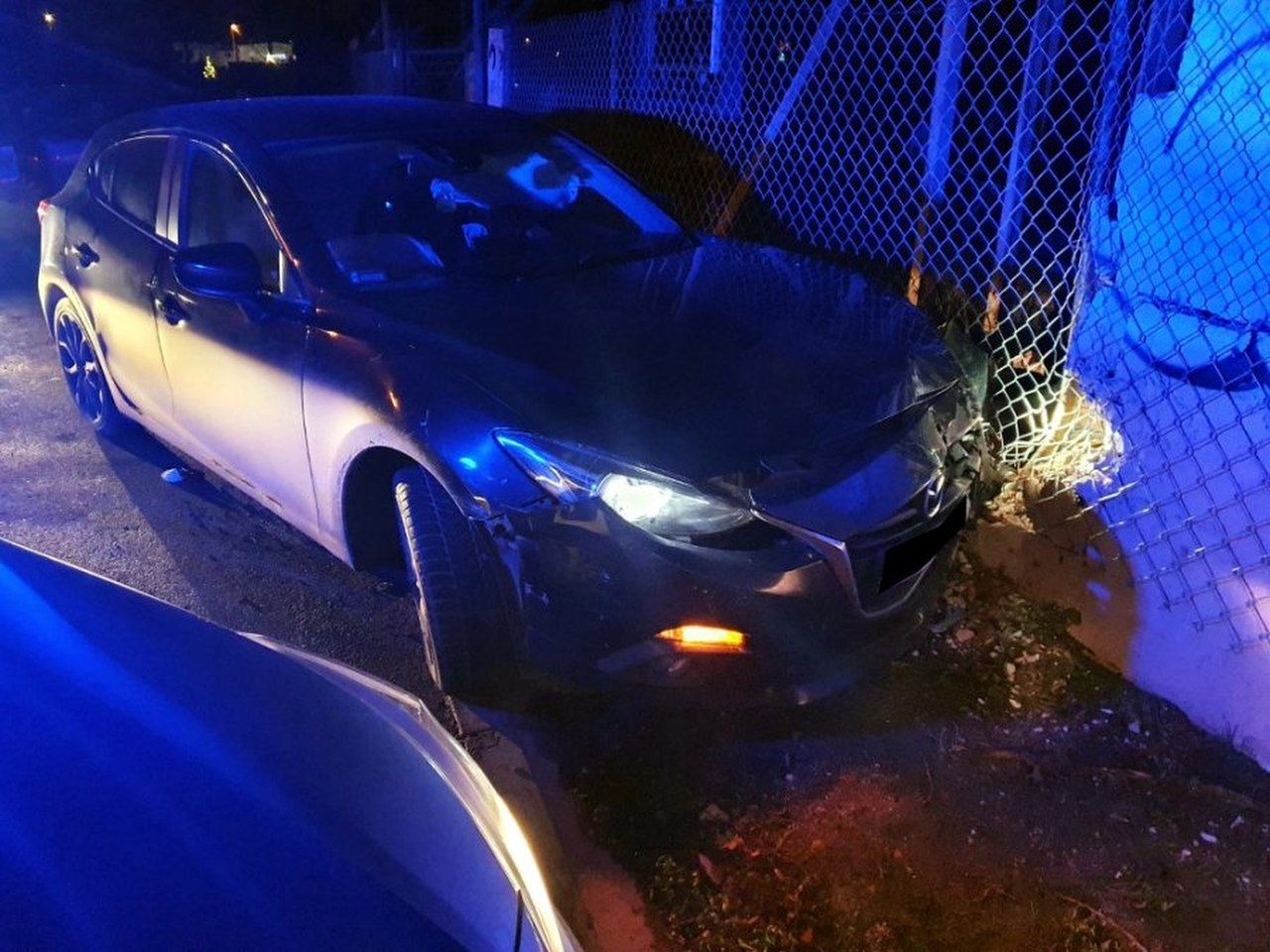 Policyjny pościg w Warszawie. Kierowca rozbił auto na ogrodzeniu