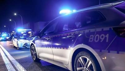 Policyjny pościg w Warszawie zakończony dachowaniem. Informacje RMF FM 