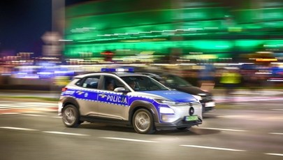 Policyjny pościg w Wielkopolsce. Radiowóz rozbity, sprawca na wolności  