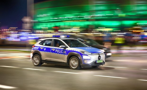 Policyjny pościg w Wielkopolsce. Radiowóz rozbity, sprawca na wolności  