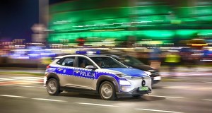 Policyjny pościg w Wielkopolsce. Radiowóz rozbity, sprawca na wolności  