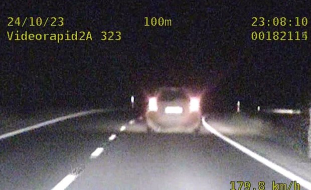 Policyjny pościg za 33-latkiem. Po 10 km auto rozbiło się na moście