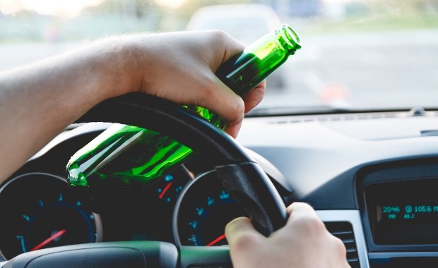 Policyjny pościg za pijanym 18-latkiem. Jechał pod prąd, wjeżdżał na chodnik