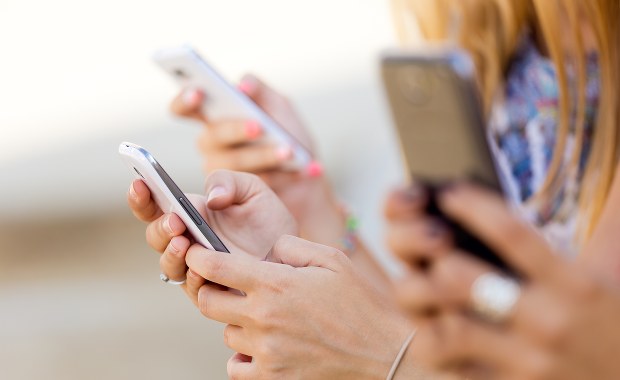 Policyjny przetarg na aplikacje do wydobywania danych z urządzeń mobilnych