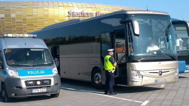 Policyjny punkt kontroli autokarów /POMORSKA POLICJA /