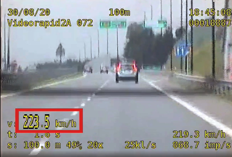 Policyjny radiowóz osiągnął prędkość 223 km/h /Policja