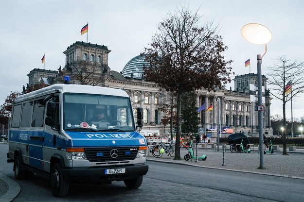 Policyjny radiowóz przed budynkiem Reichstagu w Berlinie /Clemens Bilan - Pool /PAP/EPA