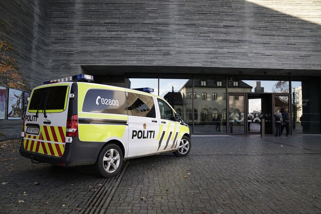 Policyjny radiowóz przed Muzeum Narodowym w Oslo /Stian Lysberg Solum     /PAP/EPA
