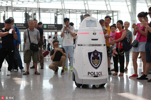Policyjny robot na chińskim lotnisku