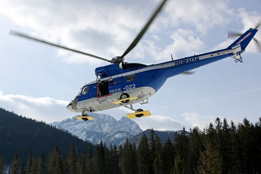 Policyjny śmigłowiec z ratownikami TOPR podczas akcji poszukiwawczej /Jacek Niedziałek /PAP