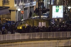 Policyjny szturm na sklep w Paryżu