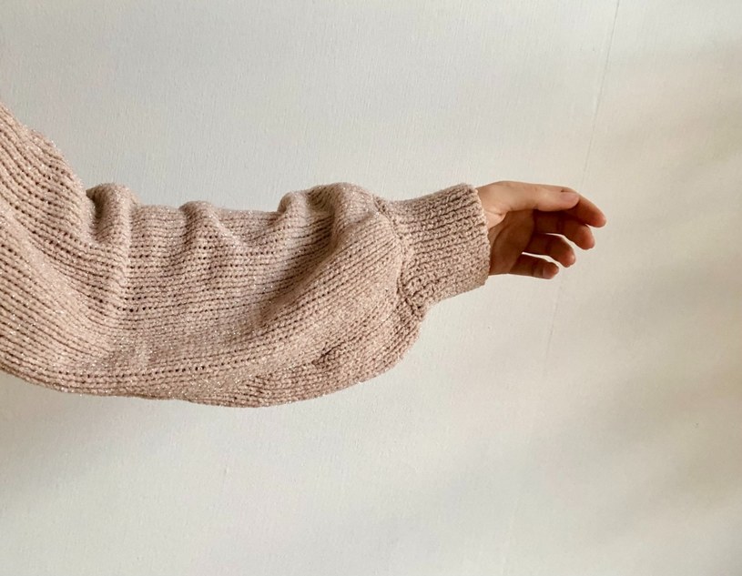 Poliestrowy sweter. /Elena Rabkina /Unsplash
