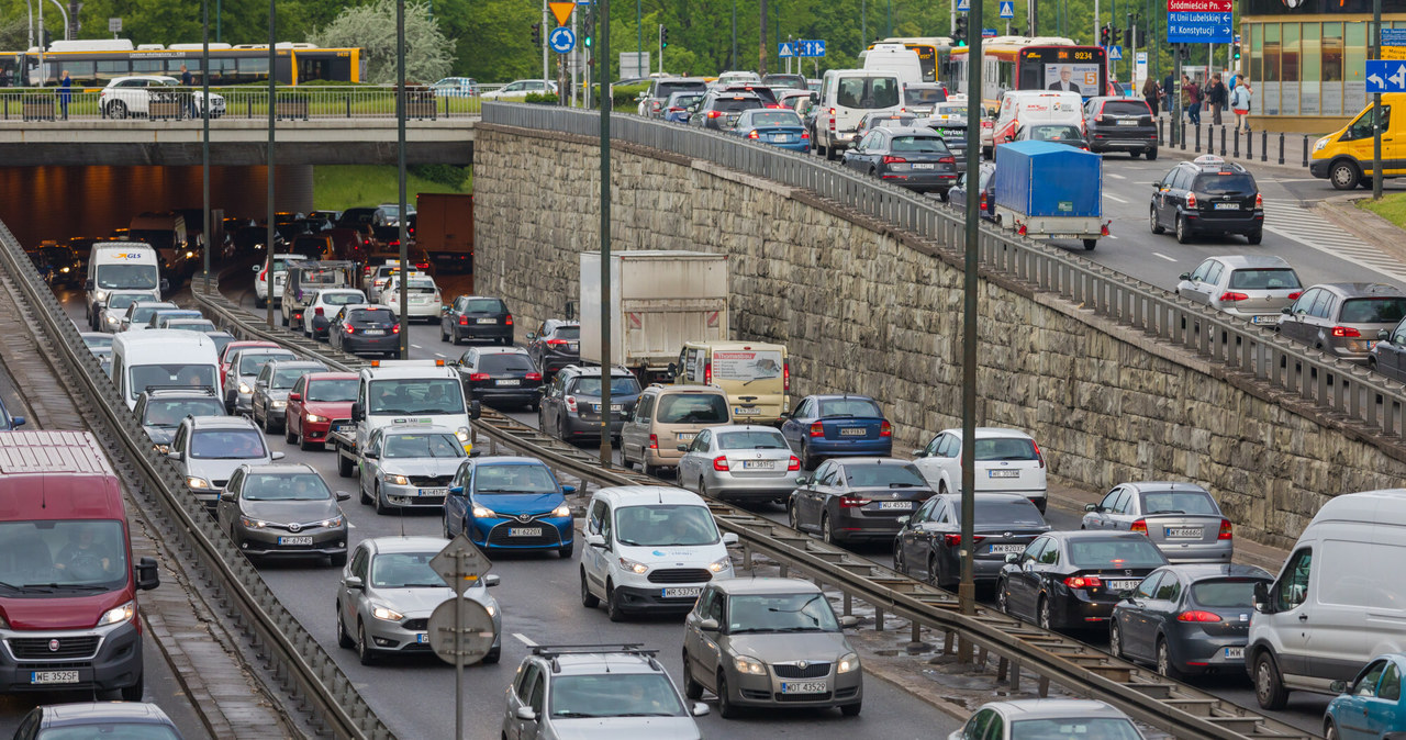 Polisą OC musi być objęty każdy pojazd mechaniczny. Wszyscy zapłacimy więcej /Arkadiusz Ziółek /East News