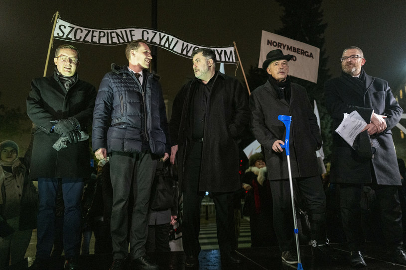 Politycy Konfederacji pod transparentem z napisem "Szczepienie czyni wolnym" /MAREK BEREZOWSKI/REPORTER /Reporter