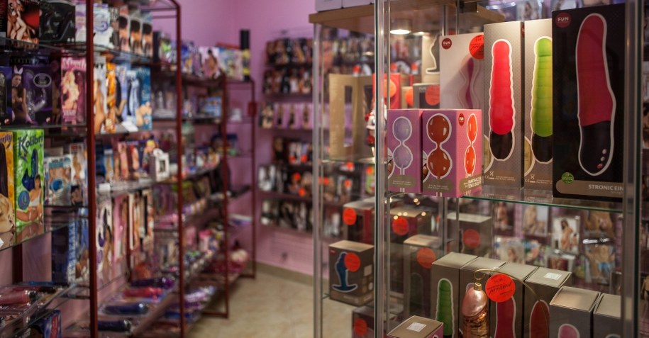 Politycy lokalnego ugrupowania tłumaczą, że w sex-shopie kupili dla żartu prezenty  urodzinowe dla partyjnego kolegi / 	Michał Walczak      /PAP