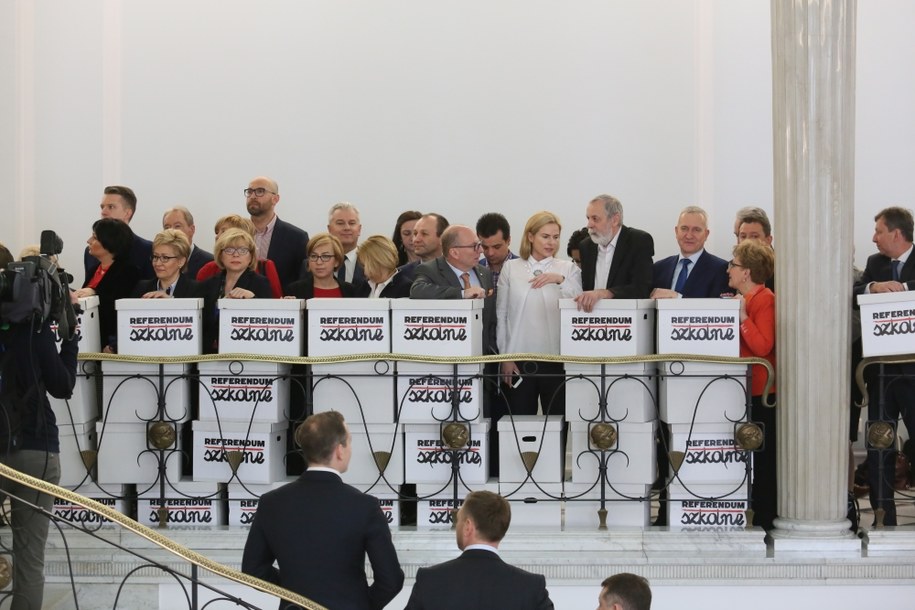 Politycy opozycji w Sejmie z wnioskami o referendum ws. reformy oświaty /Leszek Szymański /PAP