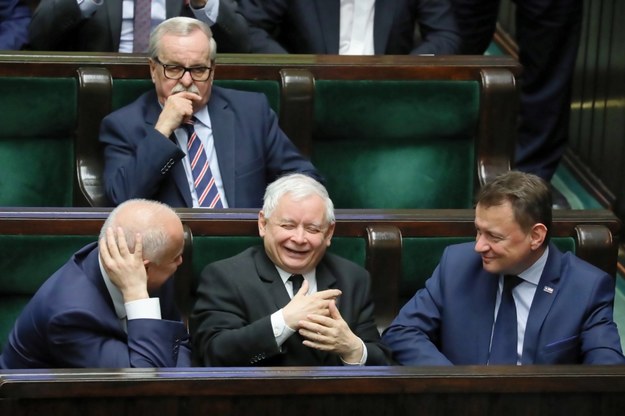 Politycy PiS - m.in. szef MSWiA Joachim Brudziński, Jarosław Kaczyński i minister obrony narodowej Mariusz Błaszczak - na sali obrad Sejmu / 	Tomasz Gzell    /PAP