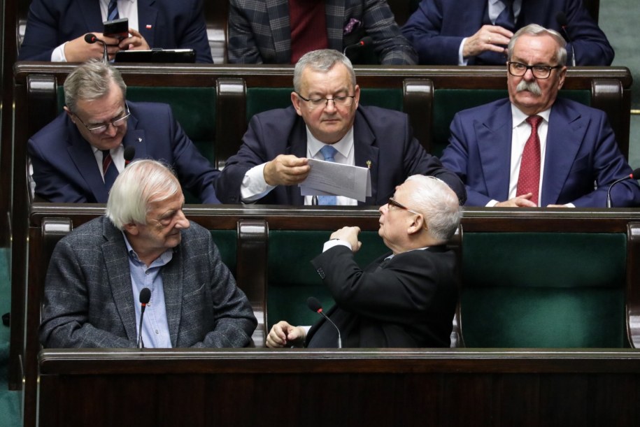 Politycy PiS na sali sejmowej /Tomasz Gzell /PAP