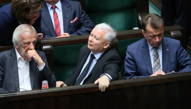 Politycy PiS, od lewej: wicemarszałek Sejmu Ryszard Terlecki, prezes PiS Jarosław Kaczyński, minister spraw wewnętrznych i administracji Mariusz Błaszczak /Leszek Szymański /PAP