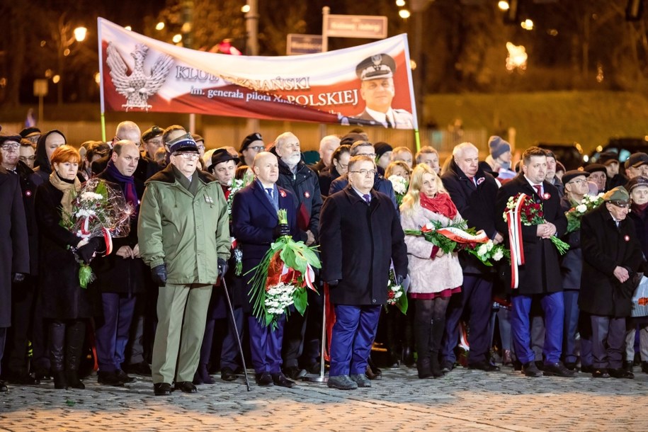 Politycy PiS podczas uroczystości pod pomnikiem Powstańców Wielkopolskich /Marek Zakrzewski /PAP