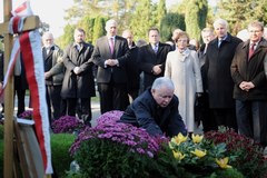Politycy PiS uczcili ofiary katastrofy spoczywające na Powązkach