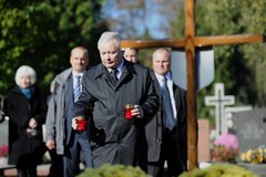 Politycy PiS uczcili ofiary katastrofy spoczywające na Powązkach