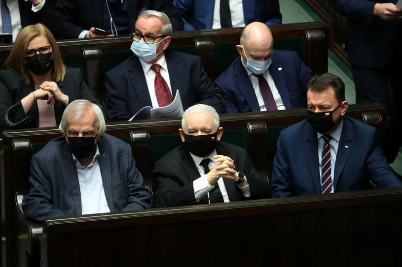 Politycy PiS w ławach sejmowych /Piotr Molecki/East News /East News