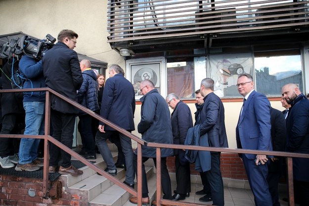 Politycy PiS wchodzą na spotkanie w siedzibie partii przy ul. Nowogrodzkiej w Warszawie /Albert Zawada /PAP