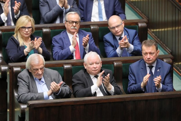 Politycy PiS z Jarosławem Kaczyńskim na czele w Sejmie /Paweł Supernak /PAP