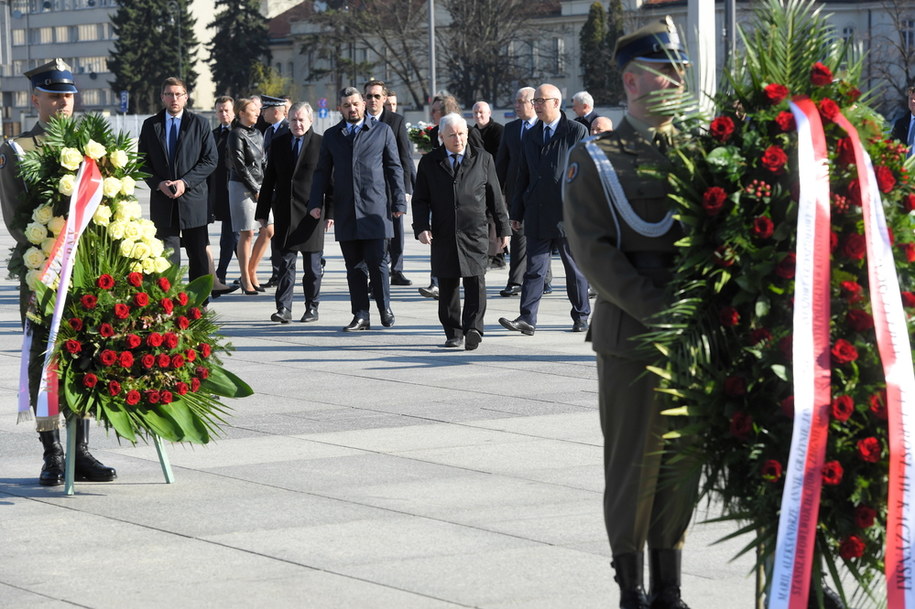 Politycy PiS z Jarosławem Kaczyńskim na stołecznym pl. Piłsudskiego 10 kwietnia 2020 / 	Radek Pietruszka   /PAP