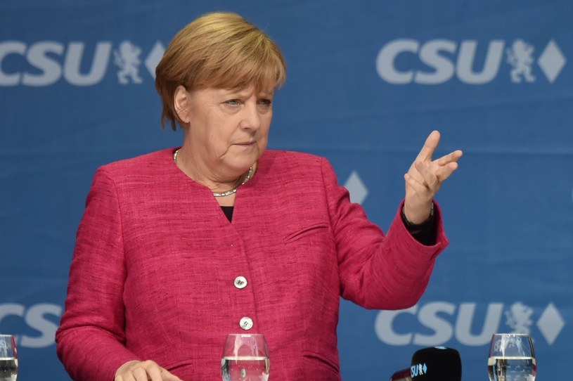 Politycy PO i PiS są przekonani o wygranej Angeli Merkel w wyborach /CHRISTOF STACHE /AFP
